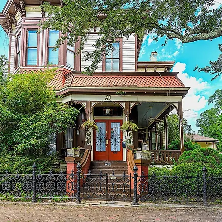 Historic Victorian Main House In Savannah